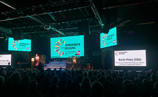Bildungsministerin Karin Prien spricht Karin Prien spricht auf dem Kongress der GEW 2025