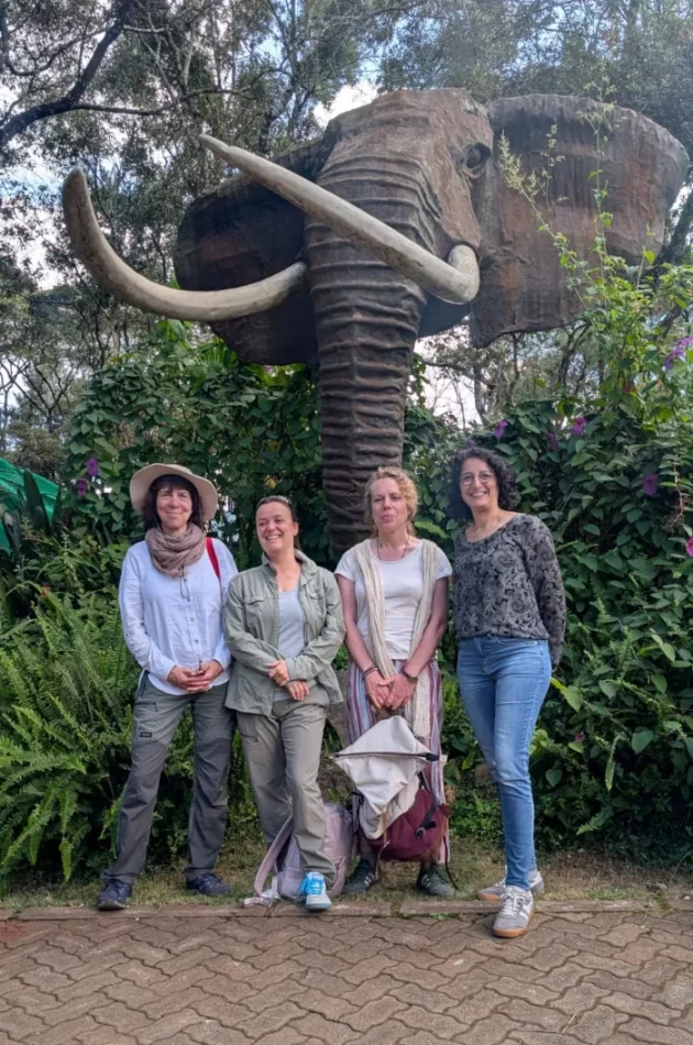 Foto mit vier Dolmetscherinnen auf einer Reise